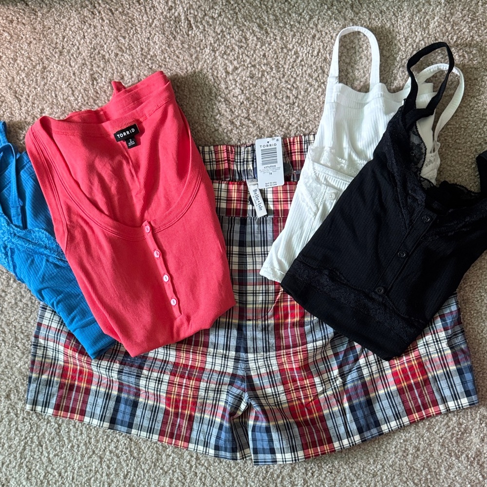Torrid bundle - belle isle plaid short (+tops) - size 18